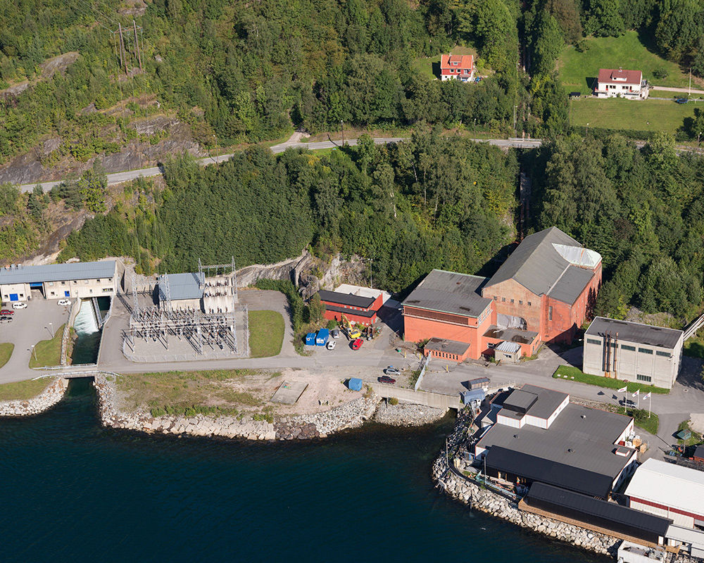 Bj&oslash;lvo power plant is located at &Aring;lvik in Kvam Municipality in Vestland County. The red buildings are the old power plant, which was demolished in 2017.