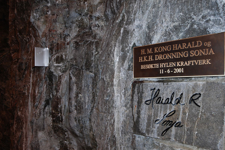 Sign which reads "H.M. King Harald and H.R.H. Queen Sonja visited Hylen power plant 11-6-2001"