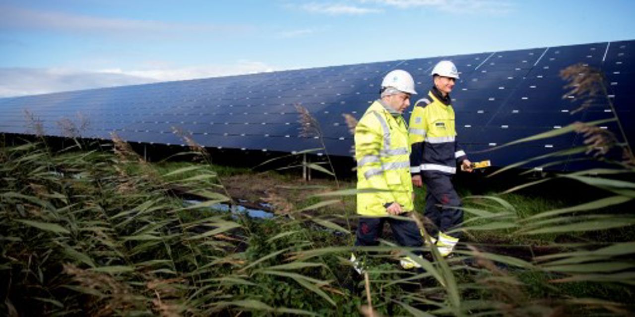 Two employees walking around at Lange Runde solar park