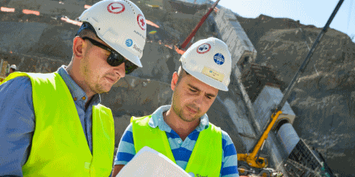 Workers at construction site. (Photo: Eduard Pagria)