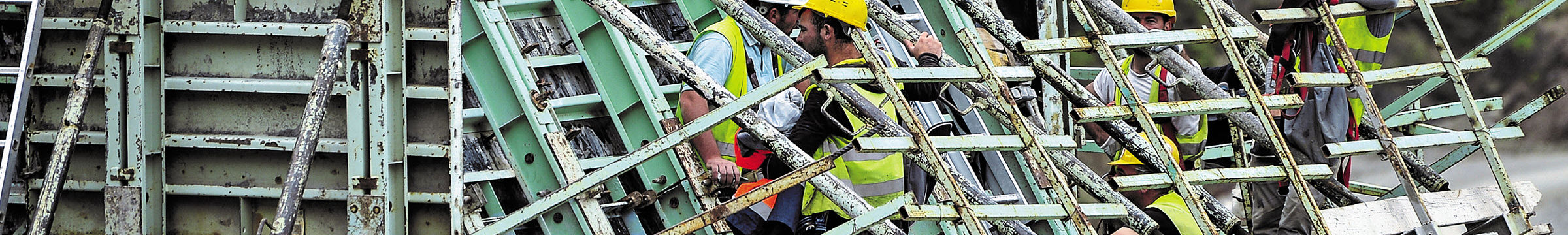 workers in scaffolding