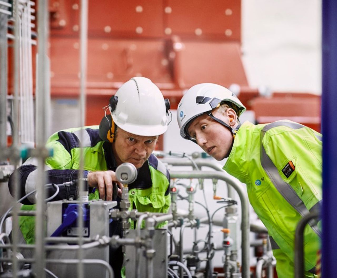Two Statkraft employees working at Ringedalen power plant